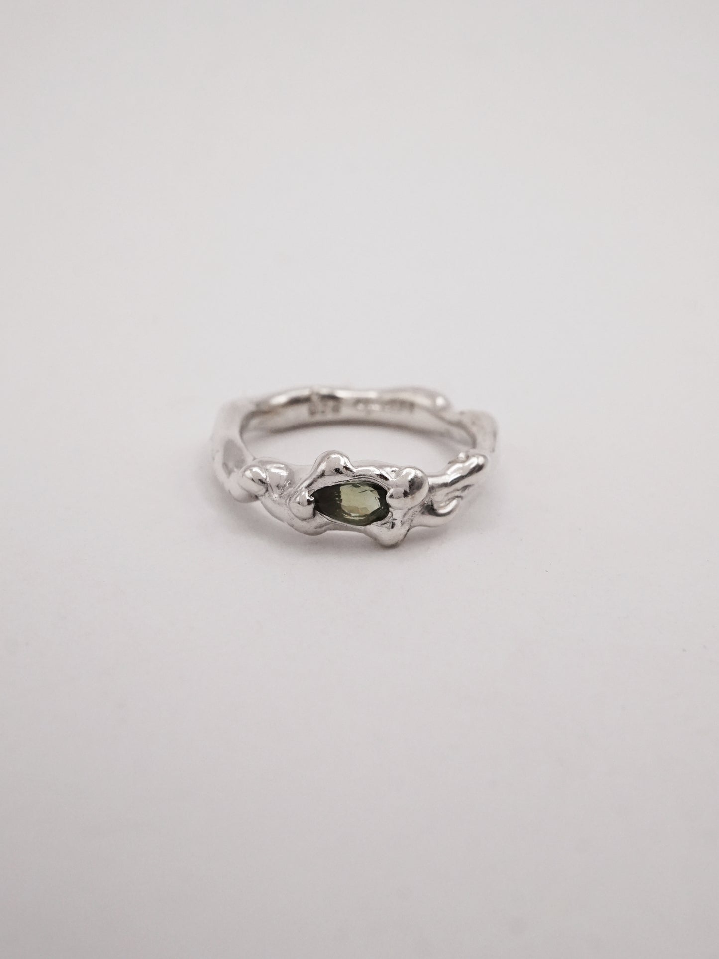 bague OOAK en argent sterling avec saphir vert en forme de goutte