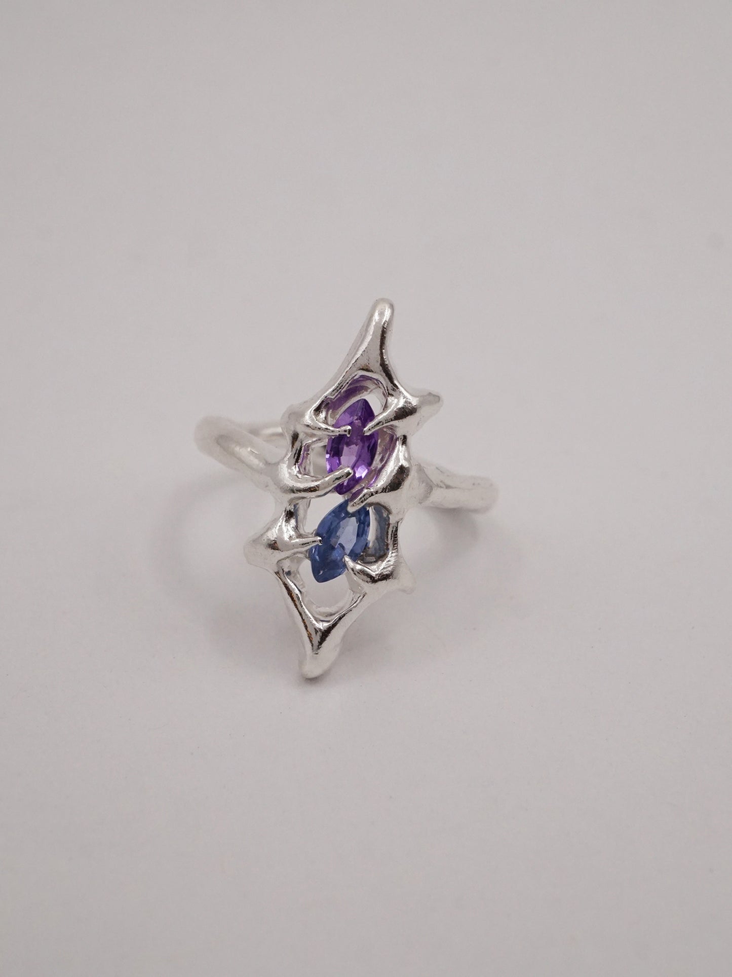 Bague SHIELD unique avec deux saphirs