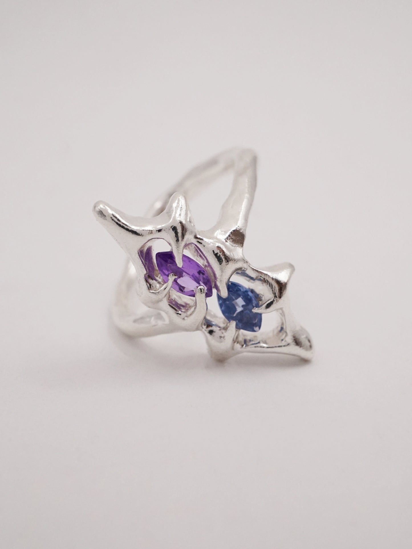 Bague SHIELD unique avec deux saphirs