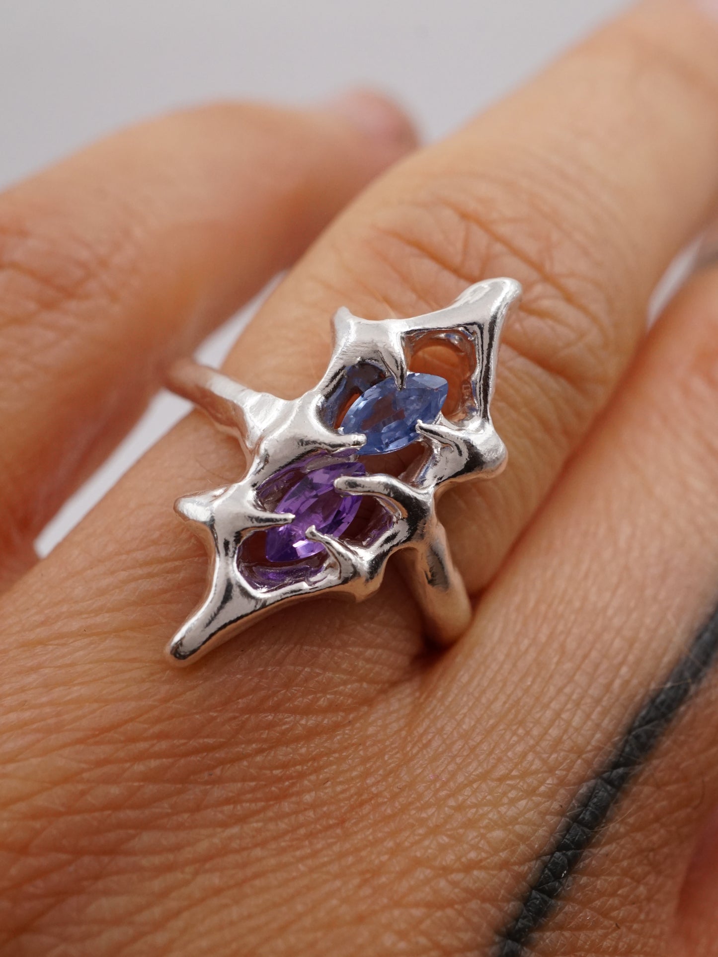 Bague SHIELD unique avec deux saphirs