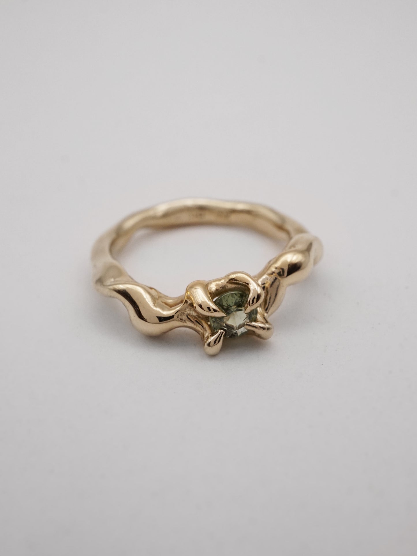 Bague OOAK en or jaune 10 carats avec saphir vert