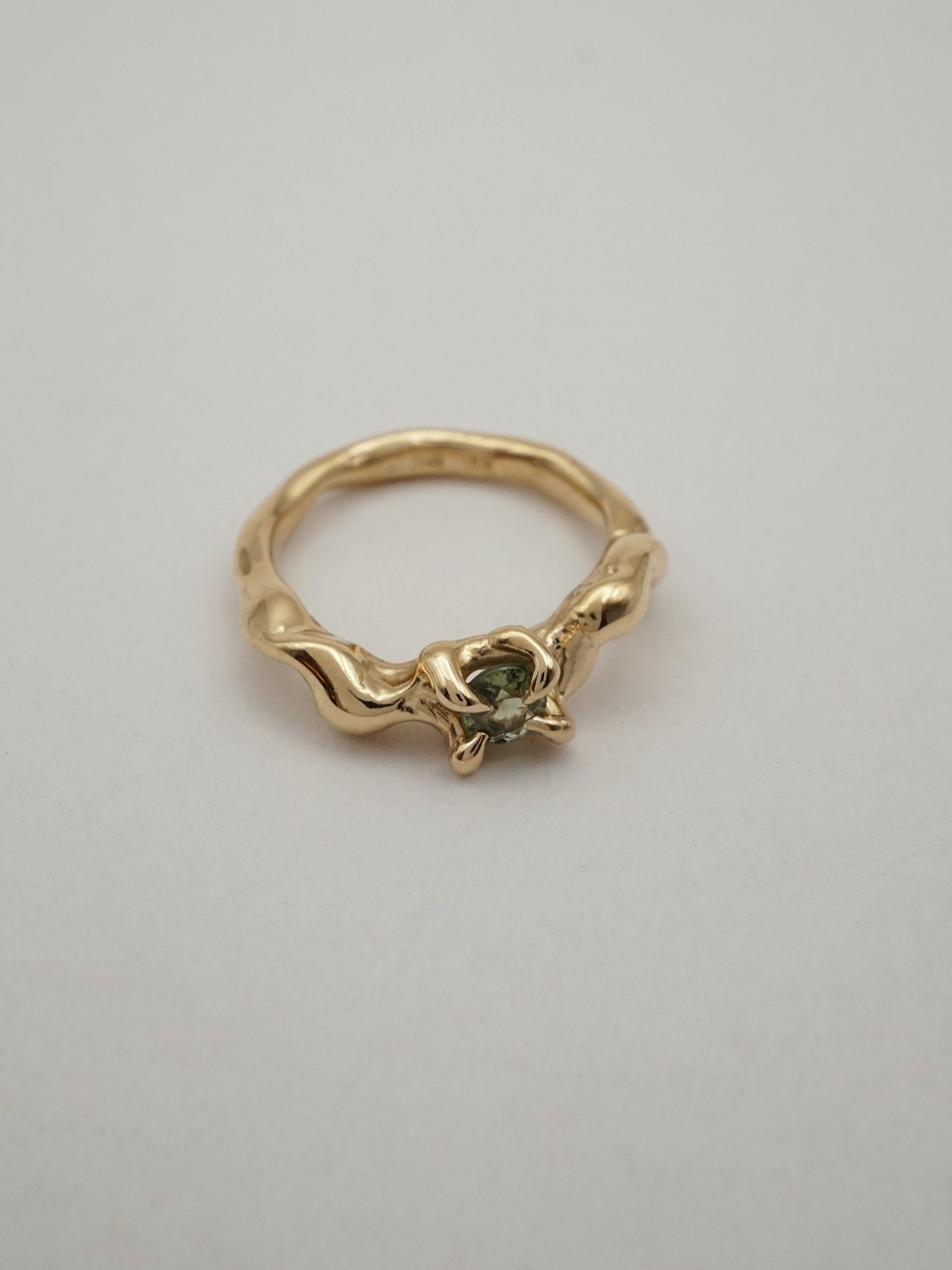 Bague OOAK en or jaune 10 carats avec saphir vert
