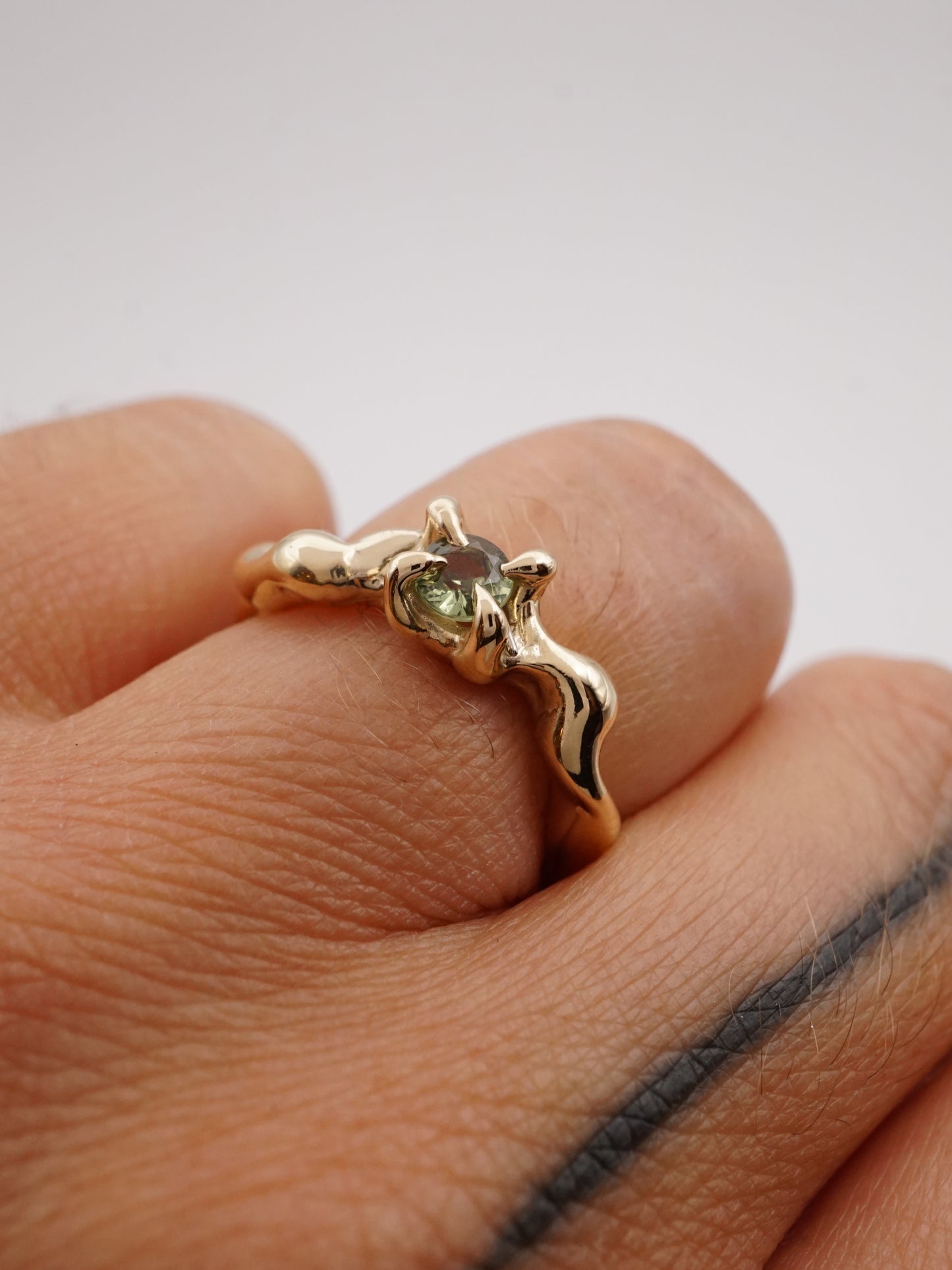 Bague OOAK en or jaune 10 carats avec saphir vert