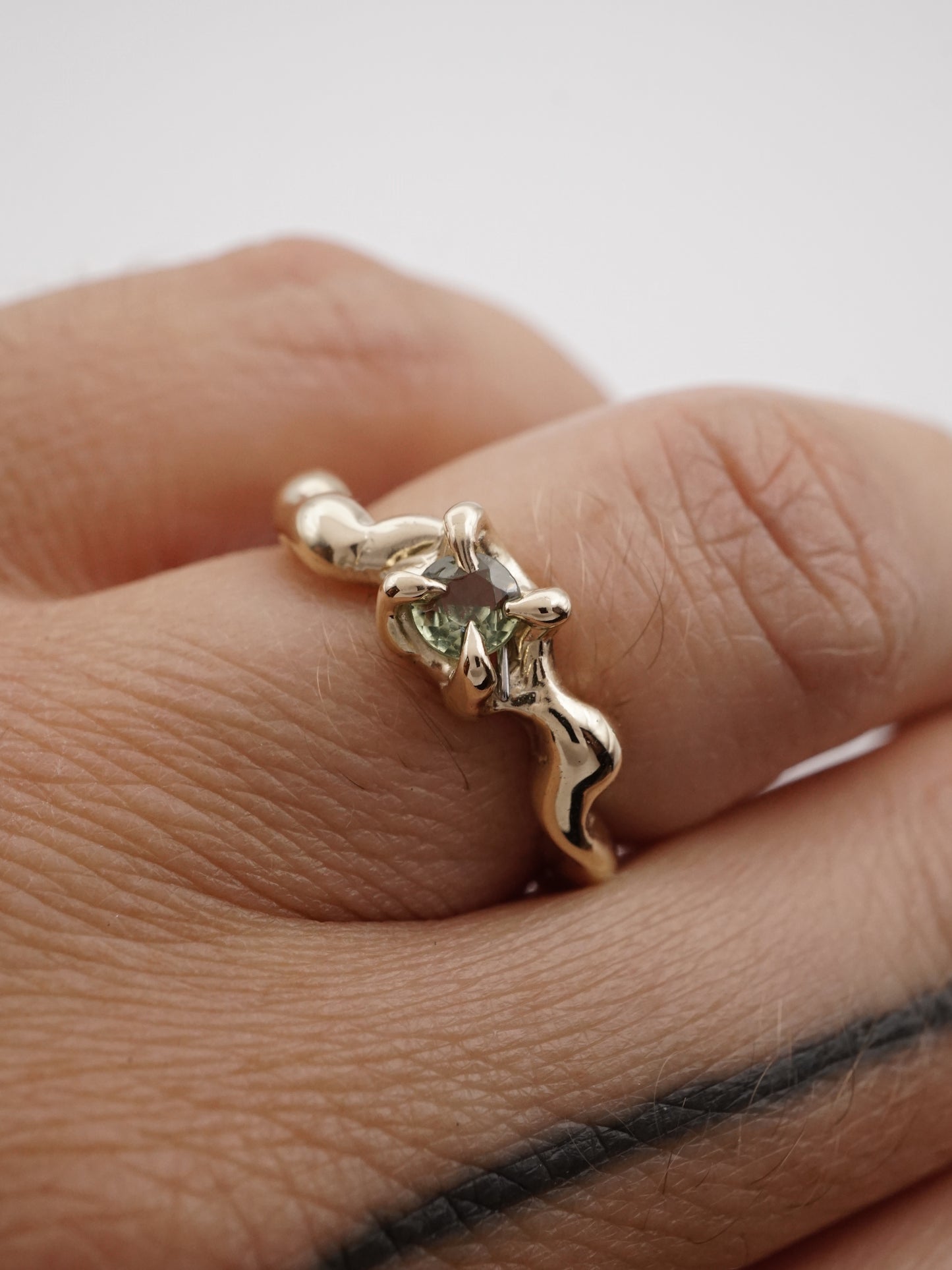 Bague OOAK en or jaune 10 carats avec saphir vert