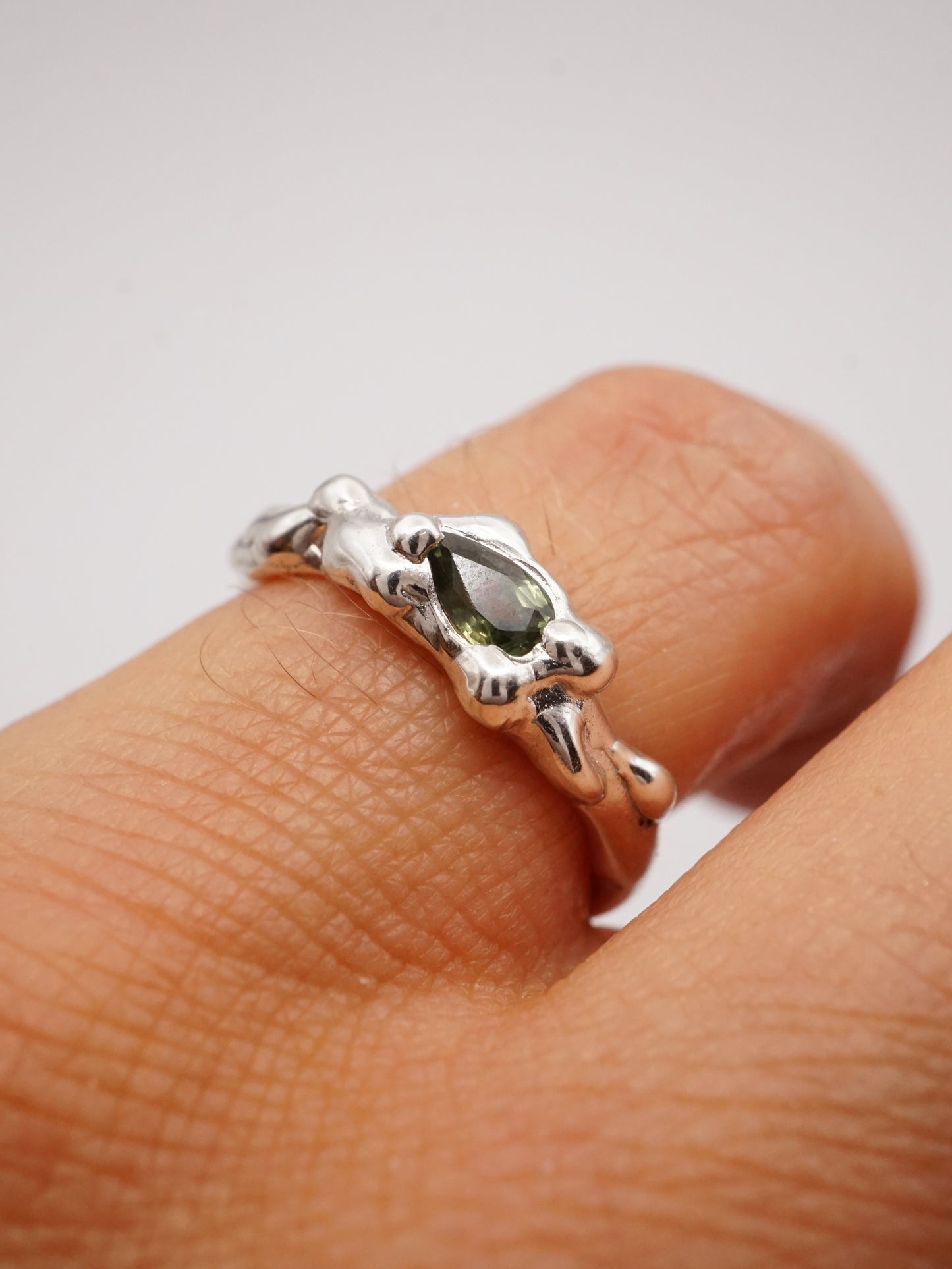bague OOAK en argent sterling avec saphir vert en forme de goutte
