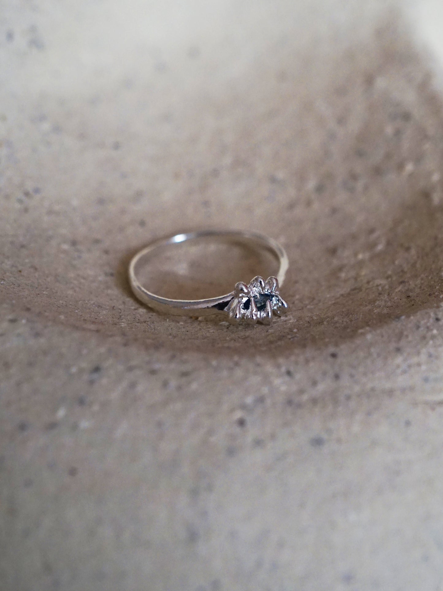 FLYTRAP ring with sapphire