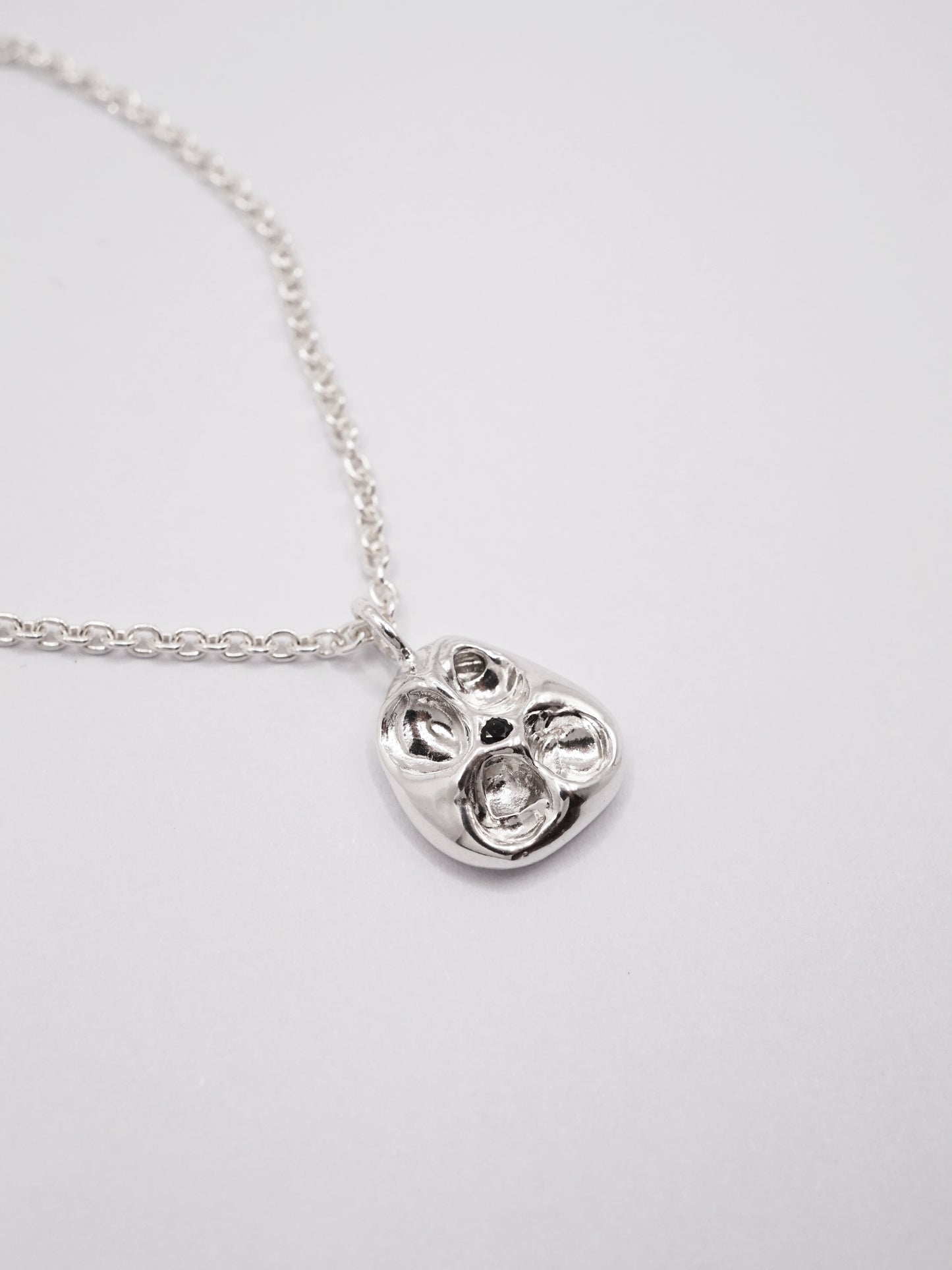 Collier CROQUÉE en argent sterling avec saphir bleu-noir