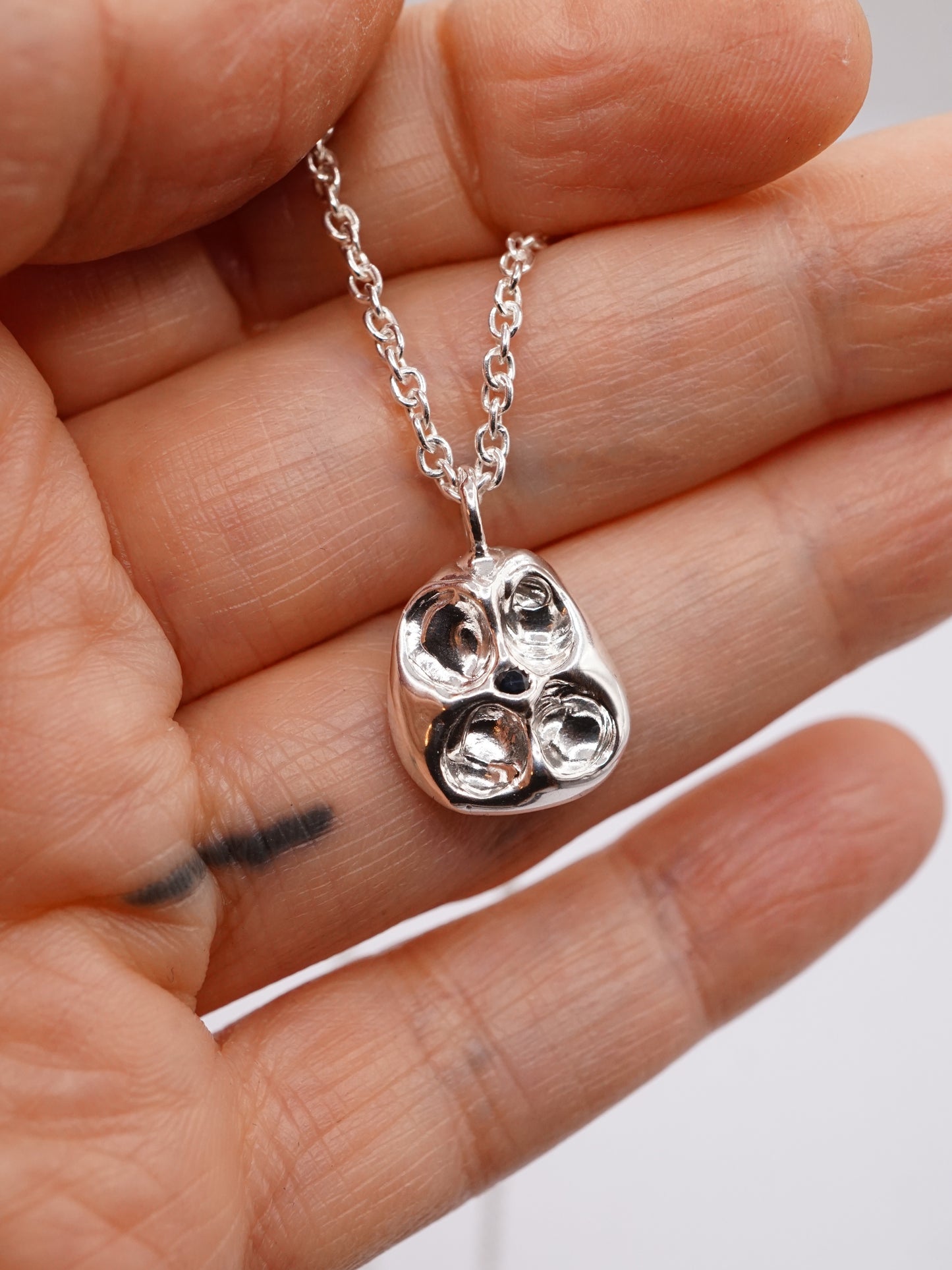 Collier CROQUÉE en argent sterling avec saphir bleu-noir