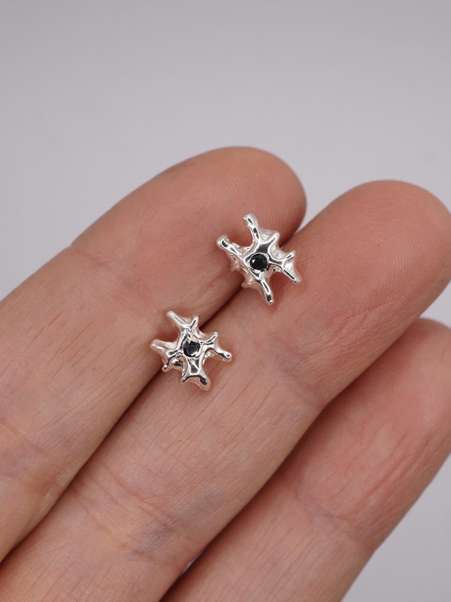 Boucle d'oreille ARCHEOLOGIE I en argent sterling avec saphir