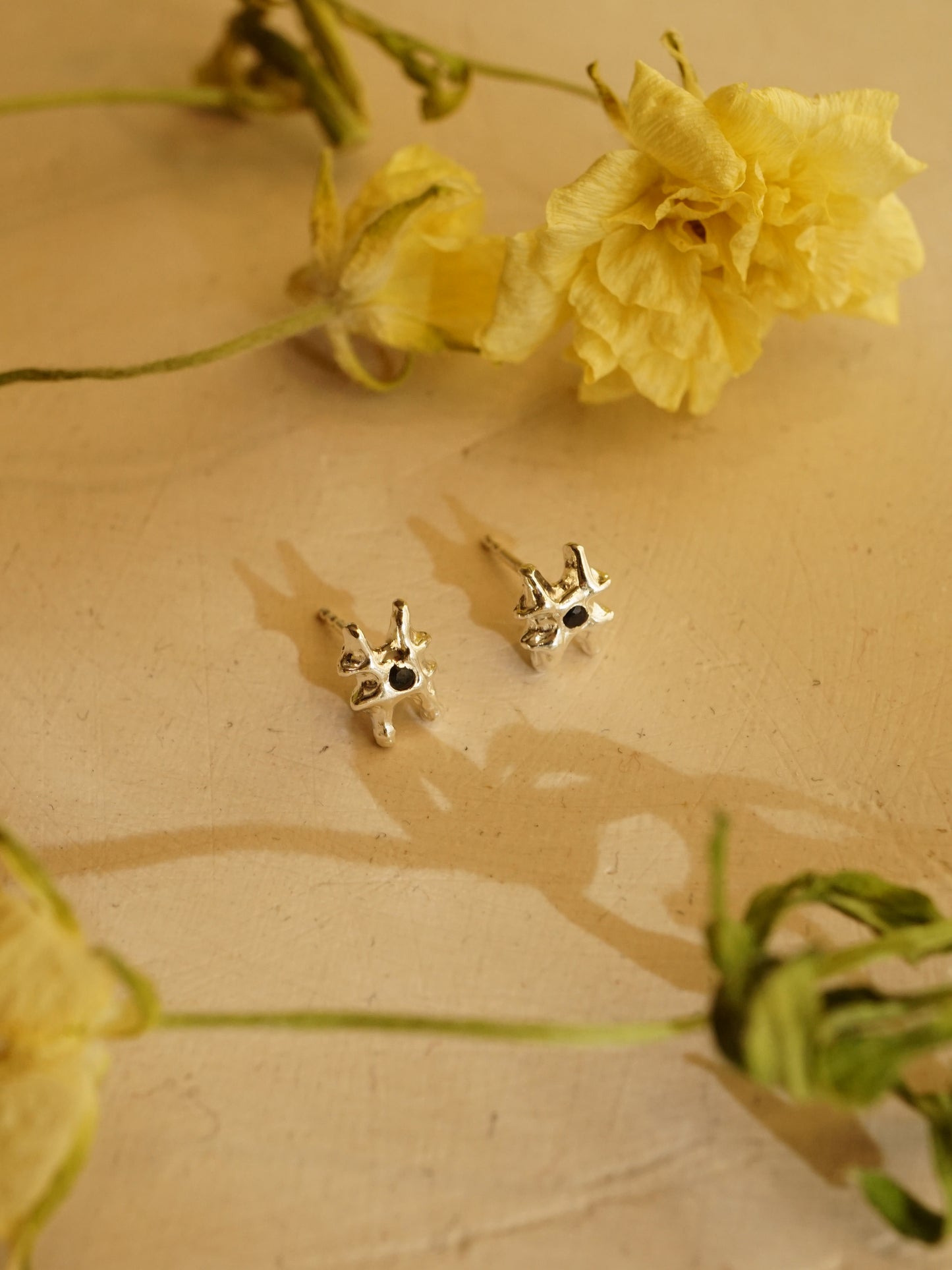 Boucle d'oreille ARCHEOLOGIE I en argent sterling avec saphir