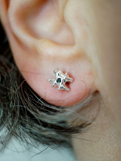 Boucle d'oreille ARCHEOLOGIE I en argent sterling avec saphir