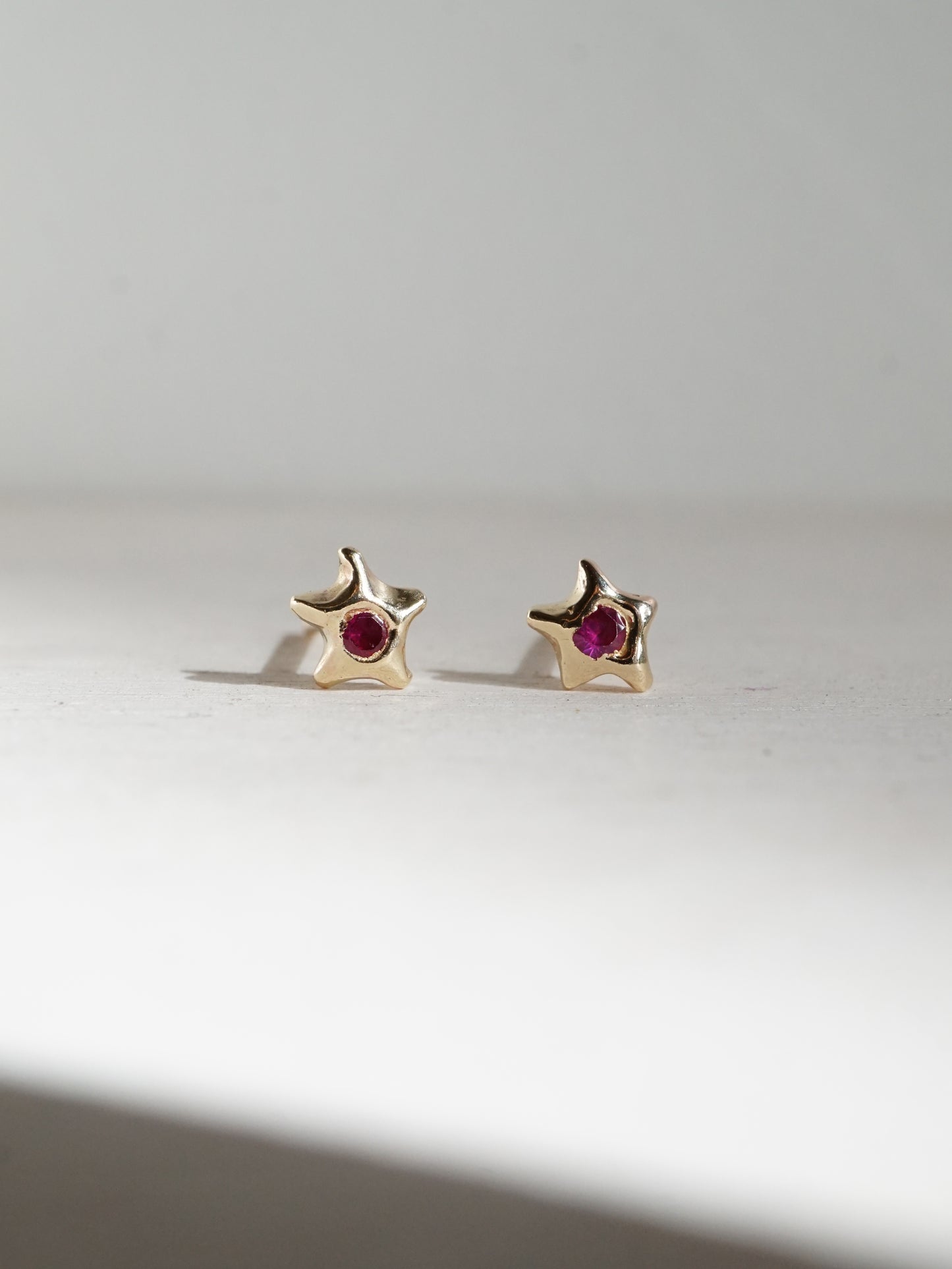 LUMIÈRE gold earrings with or without sapphire