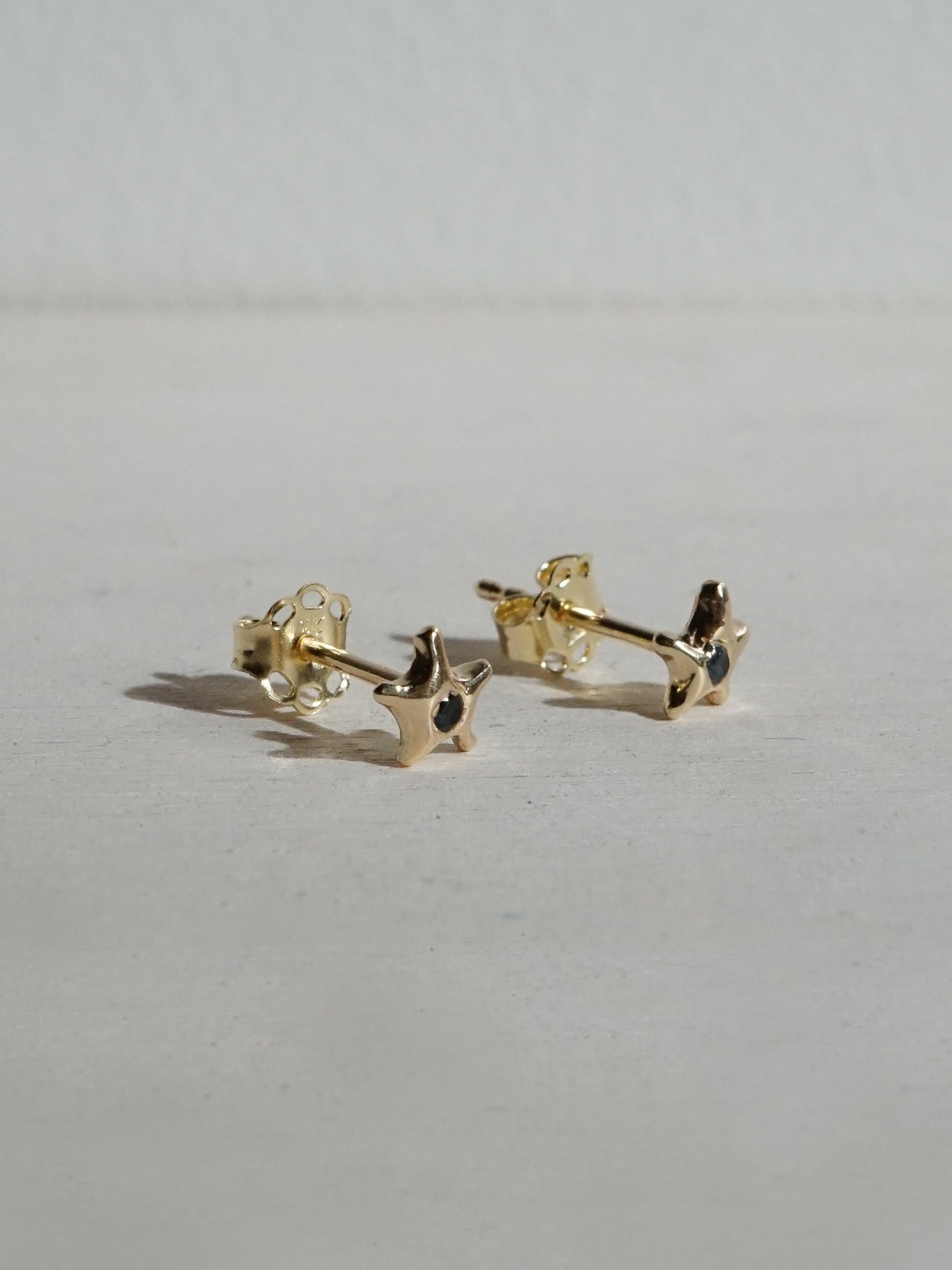 LUMIÈRE gold earrings with or without sapphire