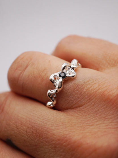 Bague MOVE simple BOW en argent sterling avec saphirs 