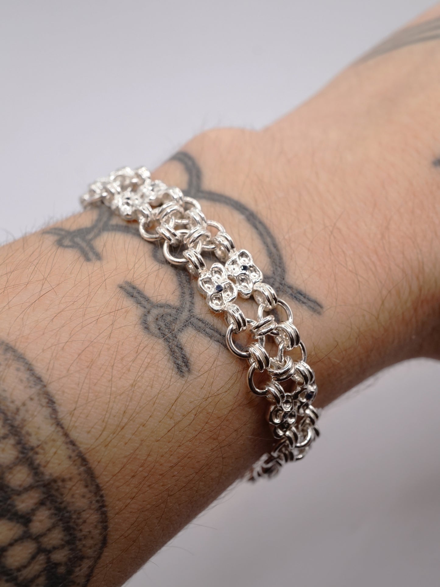 Bracelet ARMURE en argent sterling et saphirs bleu foncé
