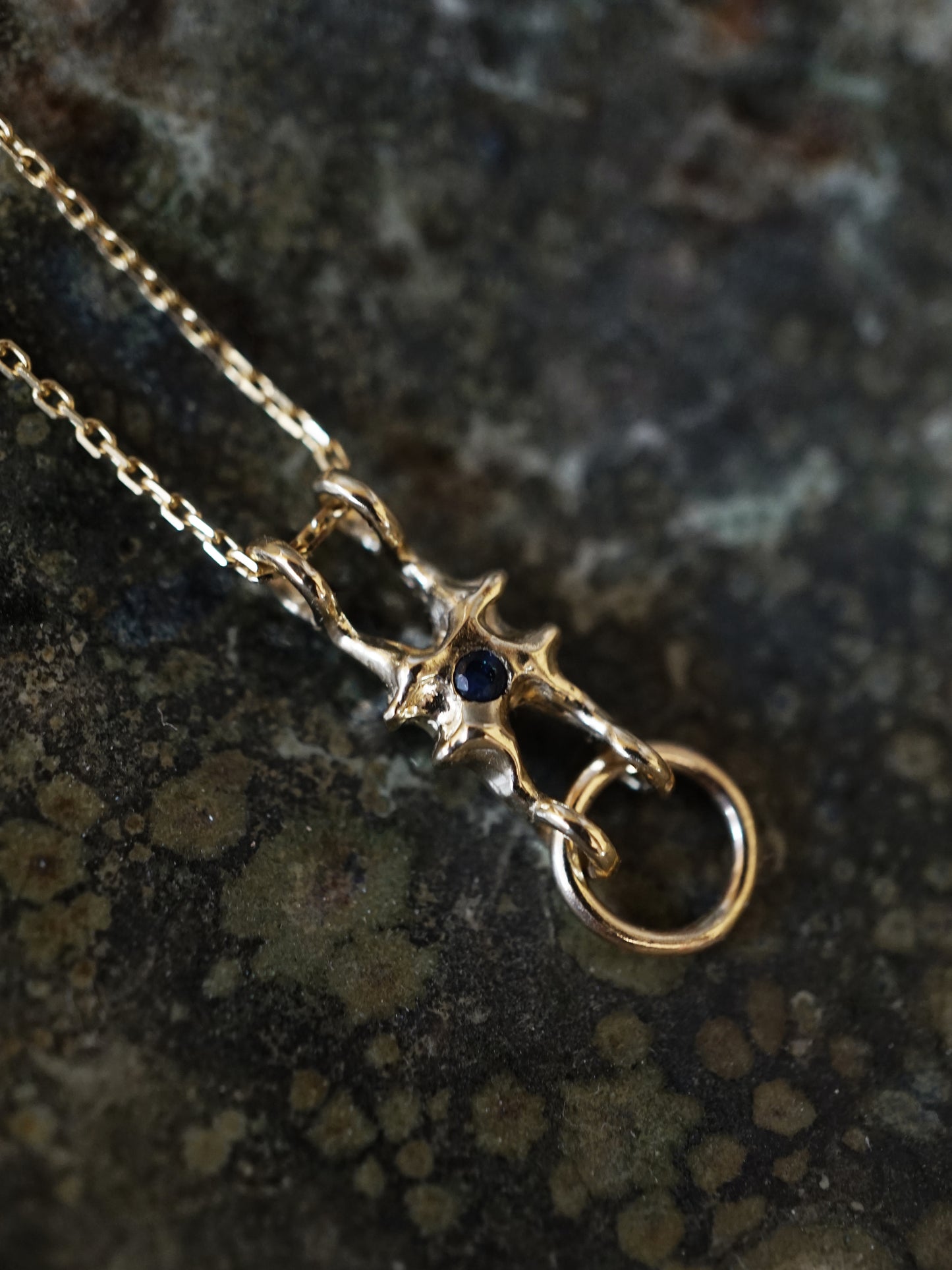Pendentif OOAK en or 10 carats avec saphir