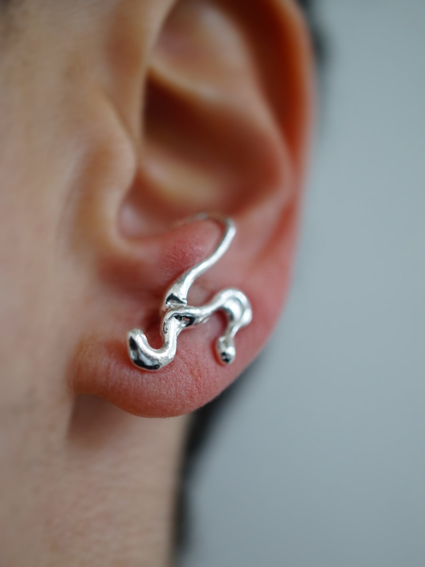 Boucle d'oreille G007 pour deux piercings côte à côte