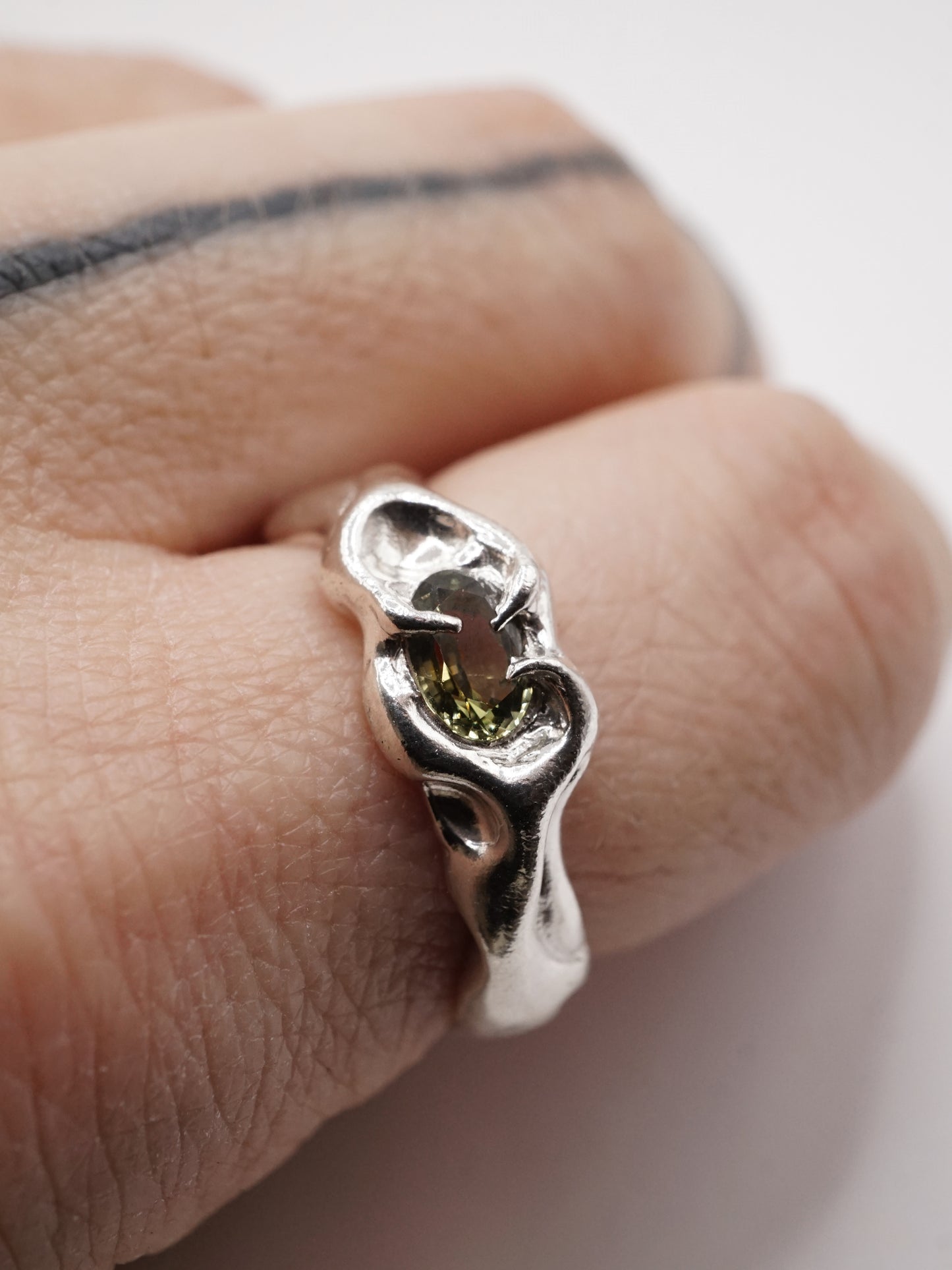 bague OOAK en argent sterling avec saphir vert ovale