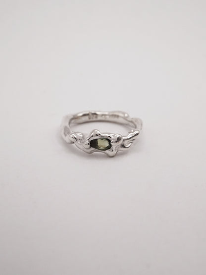 bague OOAK en argent sterling avec saphir vert en forme de goutte
