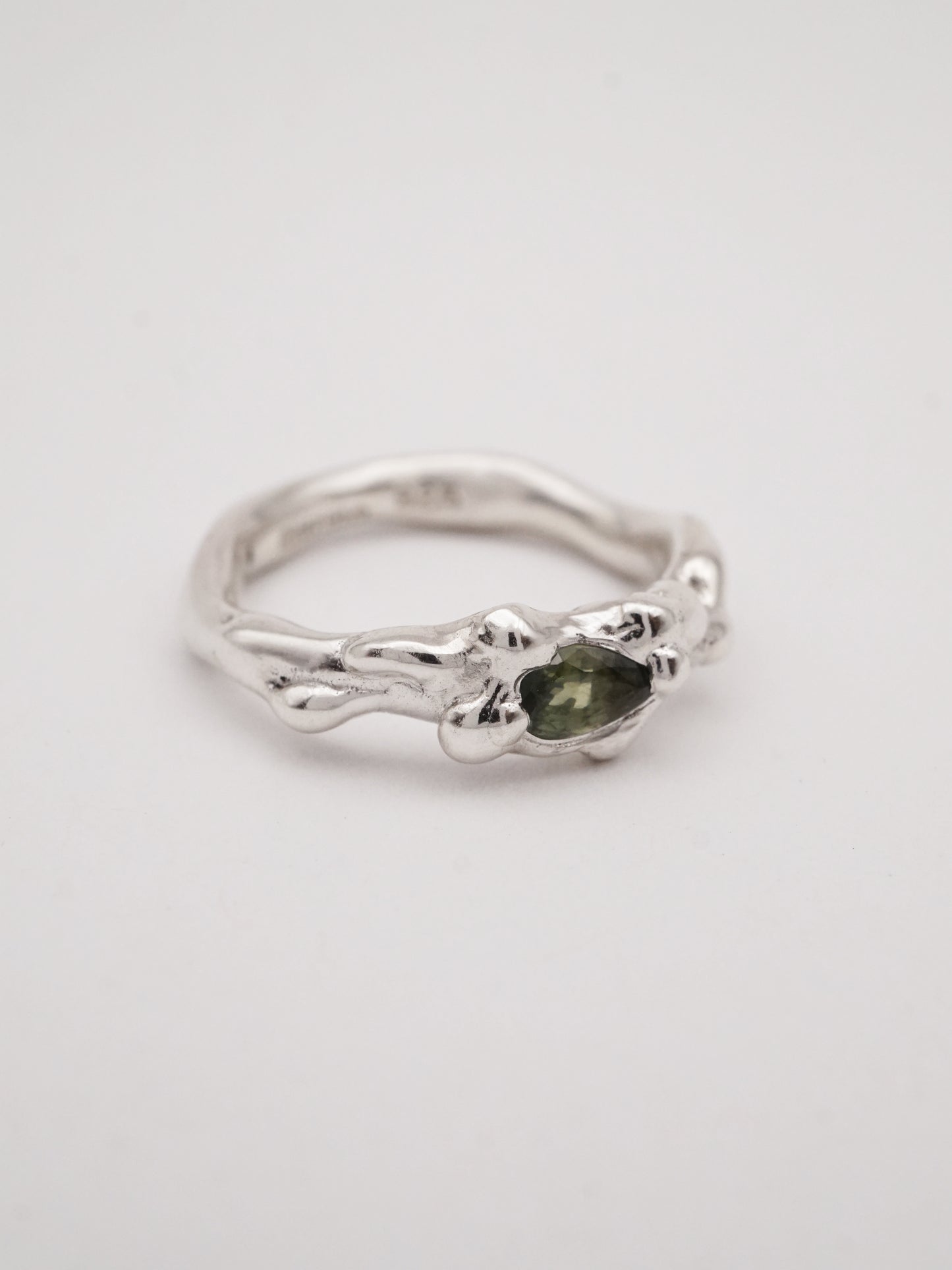 bague OOAK en argent sterling avec saphir vert en forme de goutte