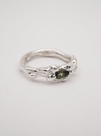 bague OOAK en argent sterling avec saphir vert en forme de goutte
