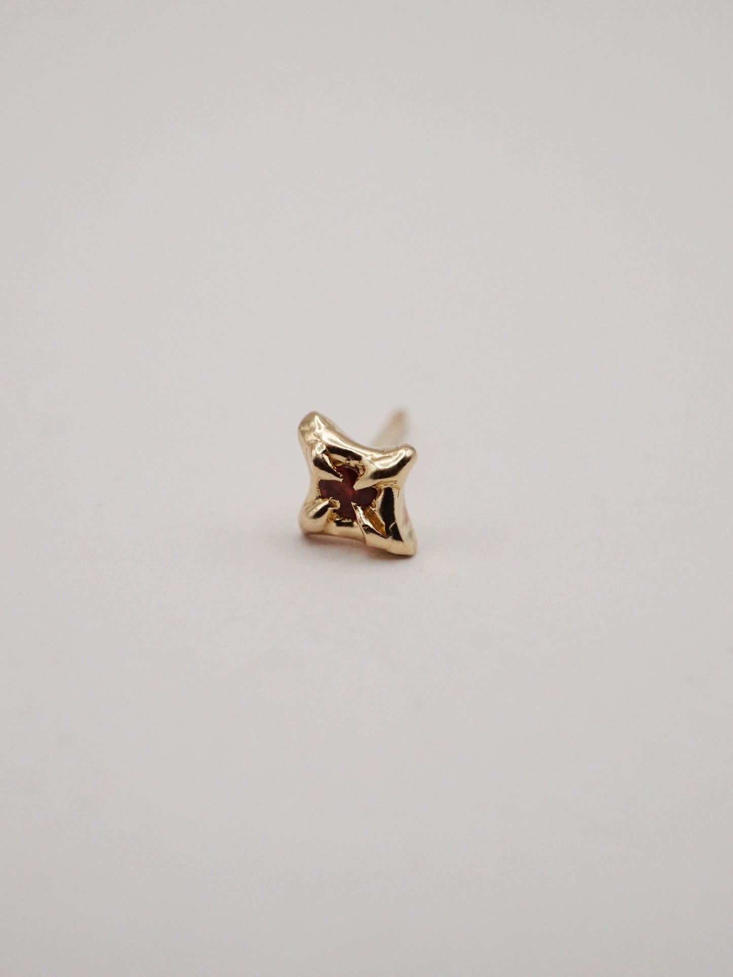 stud avec saphir en argent ou en or 10ct