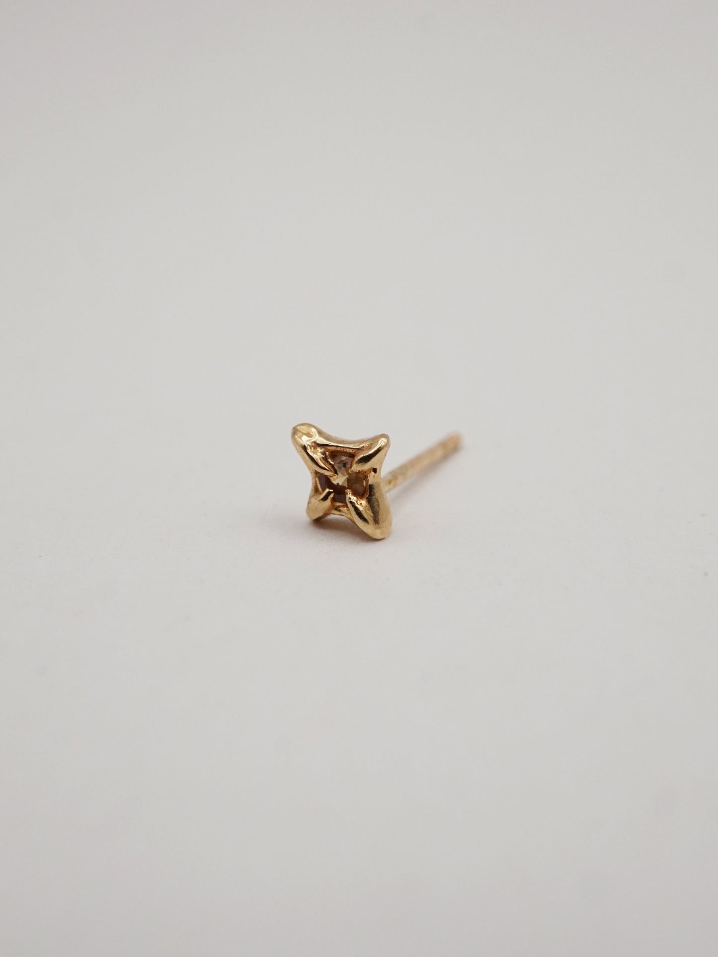 stud avec saphir en argent ou en or 10ct