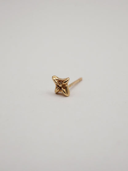 stud avec saphir en argent ou en or 10ct