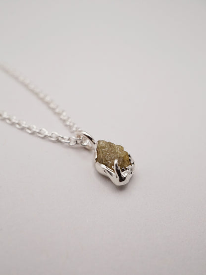 Collier en argent sterling brut avec saphir brut