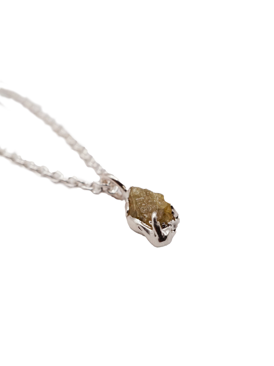 Collier en argent sterling brut avec saphir brut