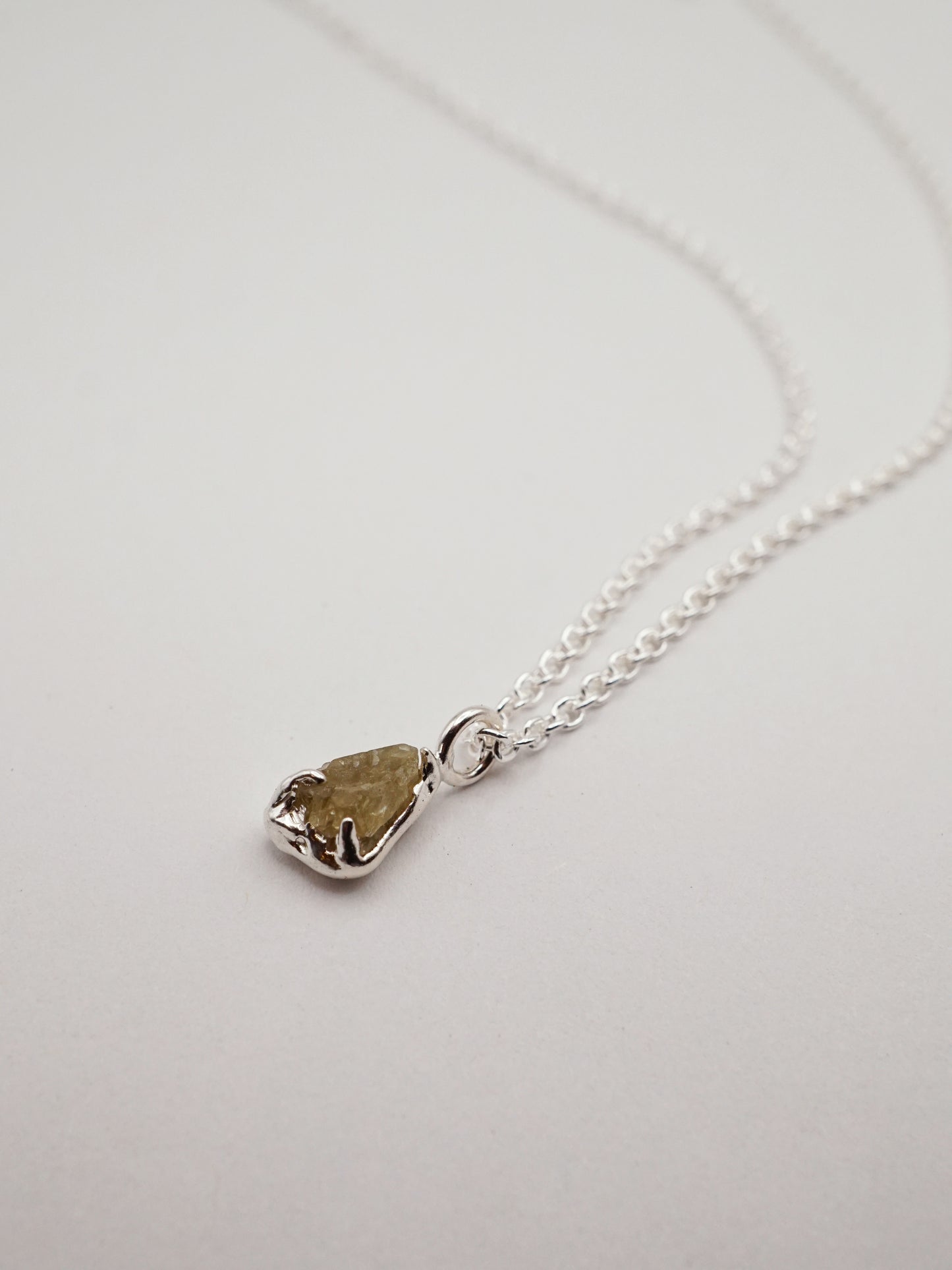 Collier en argent sterling brut avec saphir brut