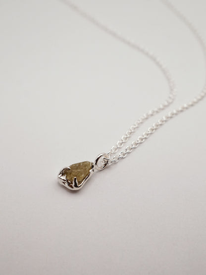 Collier en argent sterling brut avec saphir brut