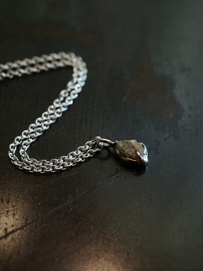 Collier en argent sterling brut avec saphir brut