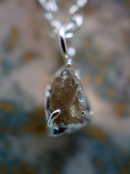 Collier en argent sterling brut avec saphir brut
