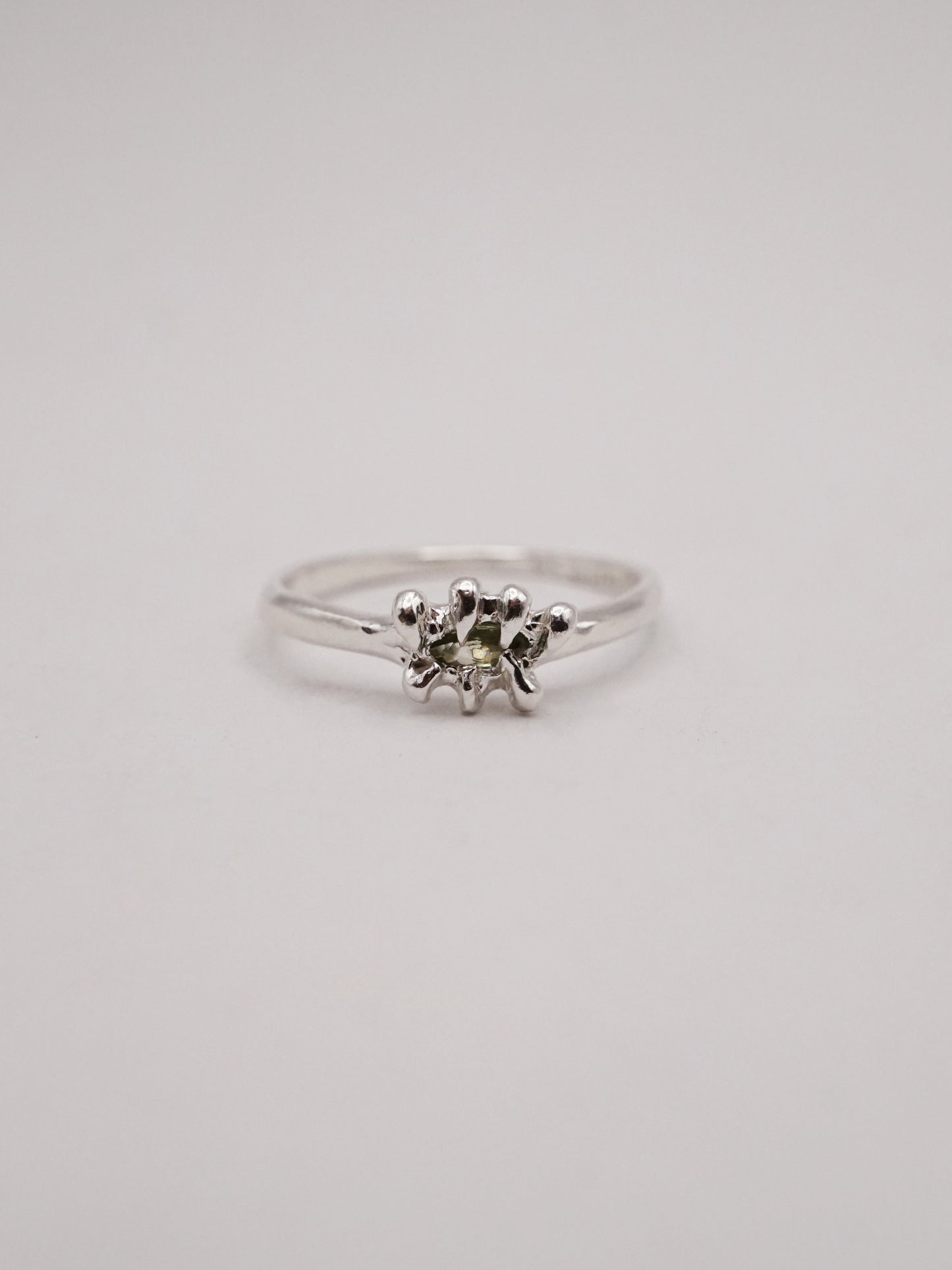 FLYTRAP ring with sapphire
