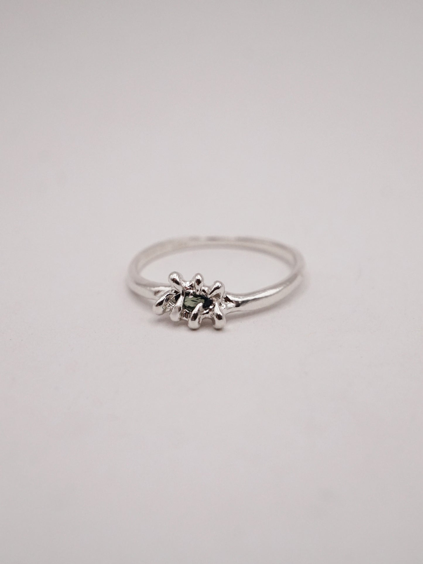 FLYTRAP ring with sapphire