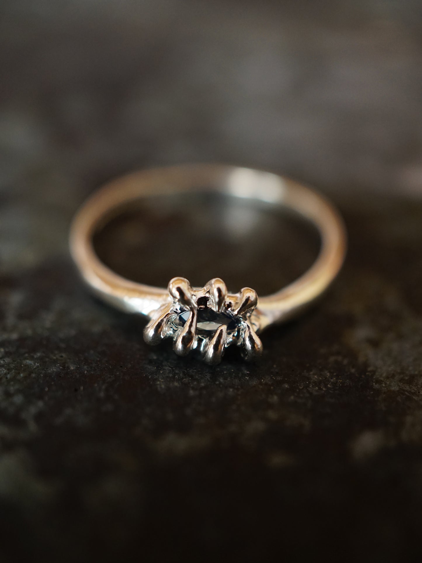 FLYTRAP ring with sapphire