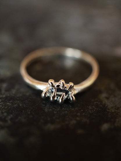 FLYTRAP ring with sapphire