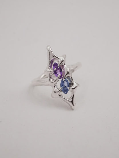 Bague SHIELD unique avec deux saphirs